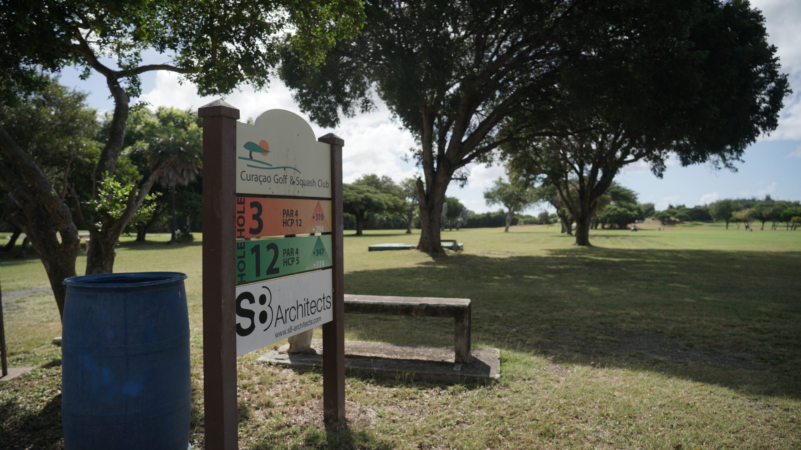Hole sign under the trees of the Emmastad course